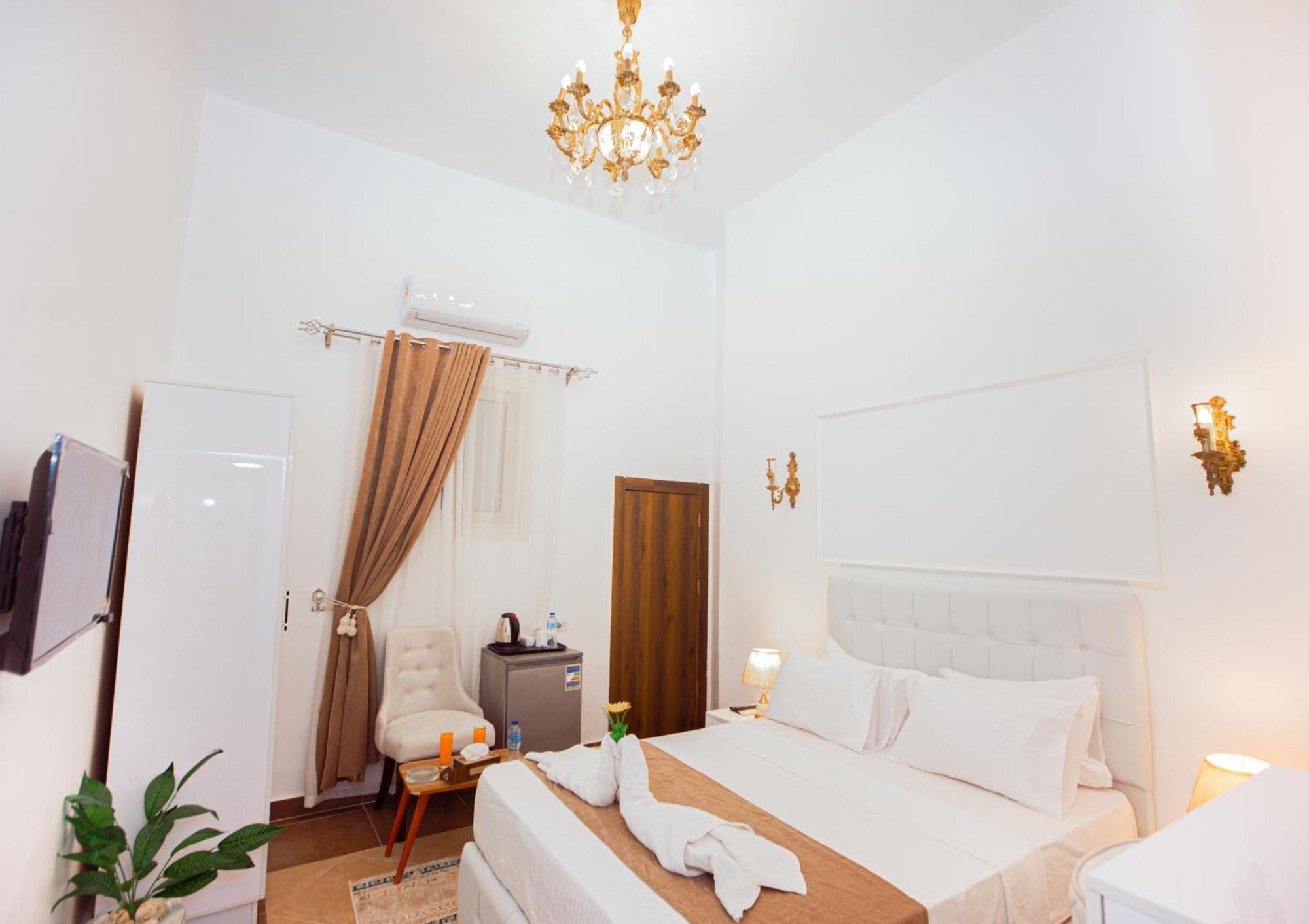 Downtown Antique 3*