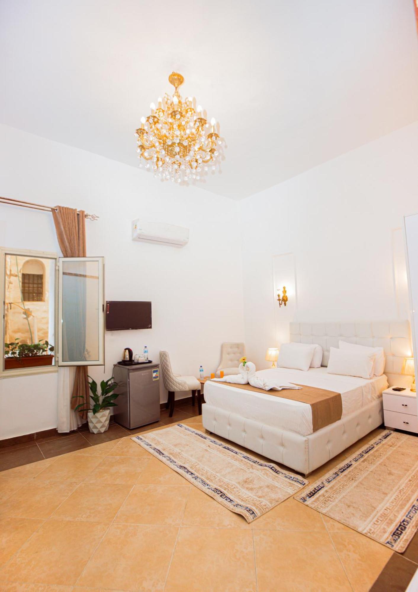 Downtown Antique 3*